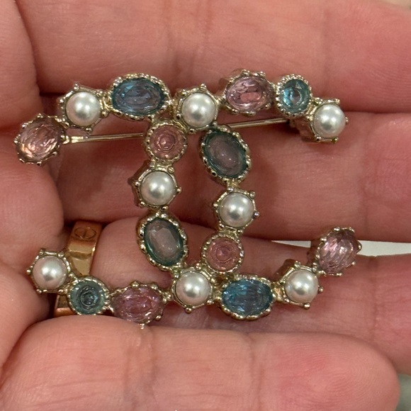 2021 multicolored CC brooch - Picture 4 of 7